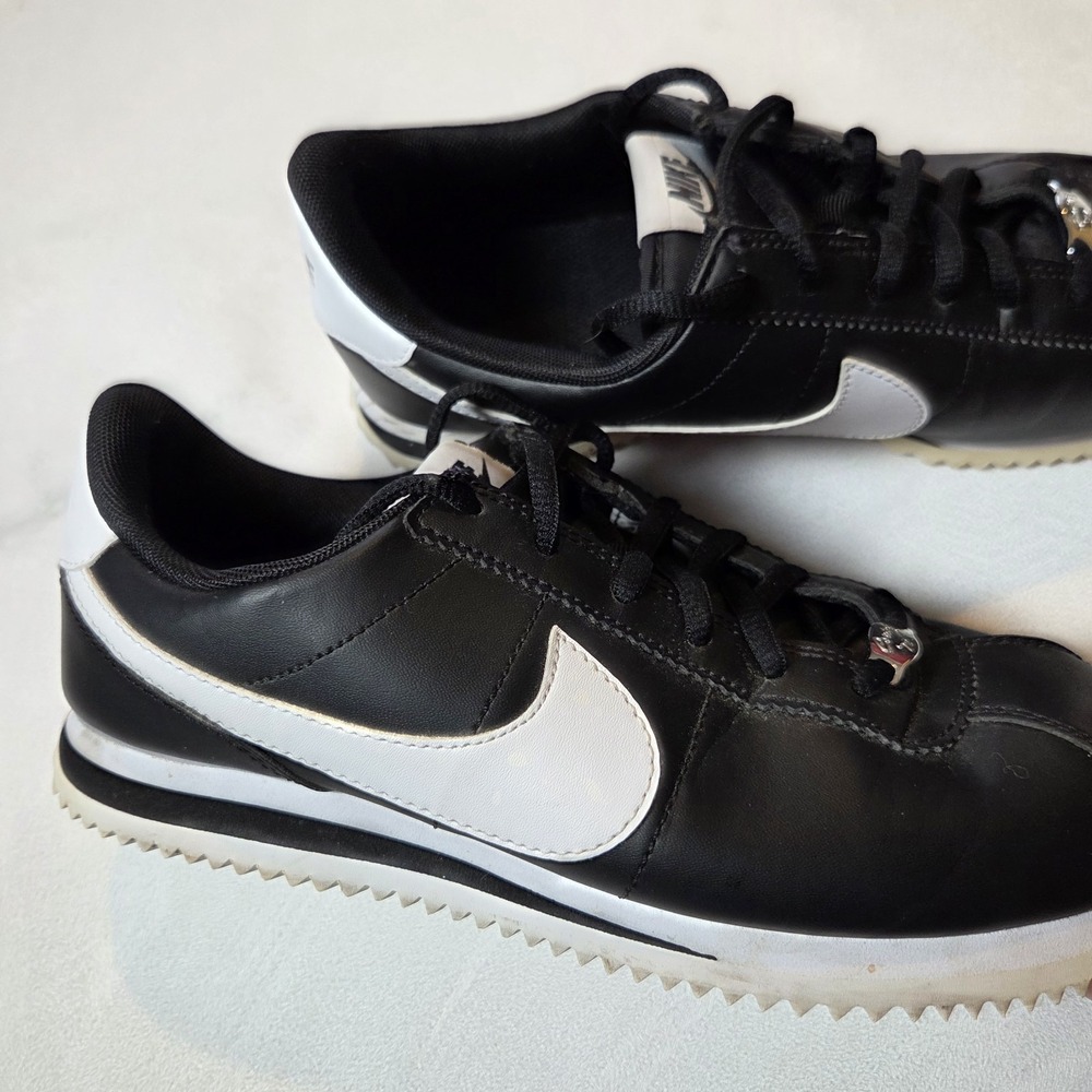 Nike Cortez Classic Sneakers Women's 8.5 Black Leather White Swoosh Athleisure - Picture 2 of 11